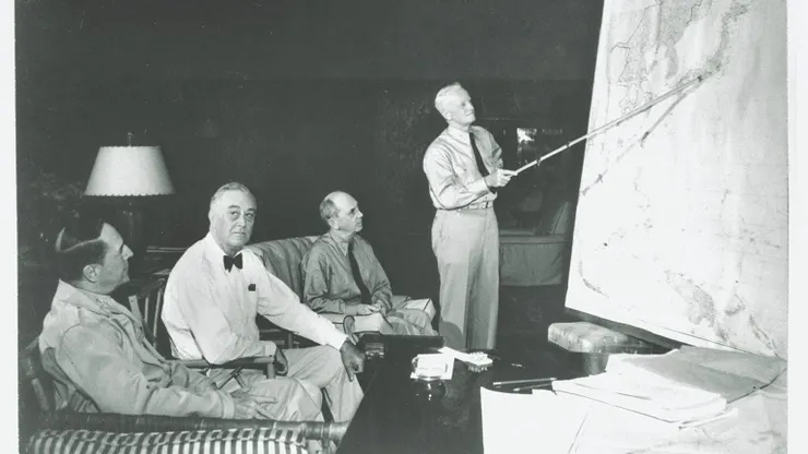 希莱、罗斯福、麦克阿瑟和尼米兹在作战会议上