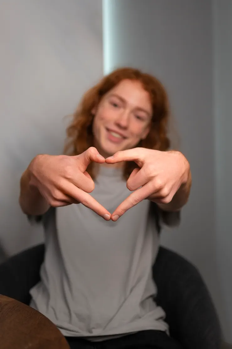 這位女子的手勢,送給所有機掰老闆(笑)