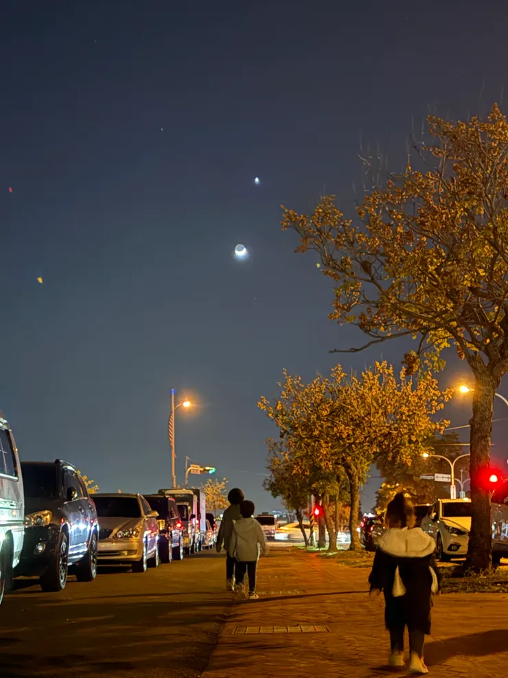 天空的月亮在微笑