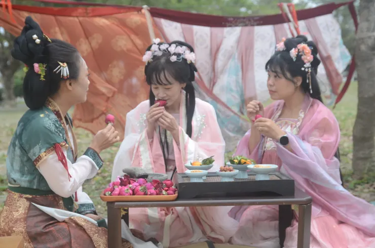 我們嗅聞玫瑰香氣、鮮食玫瑰花瓣，再現古人食花意趣