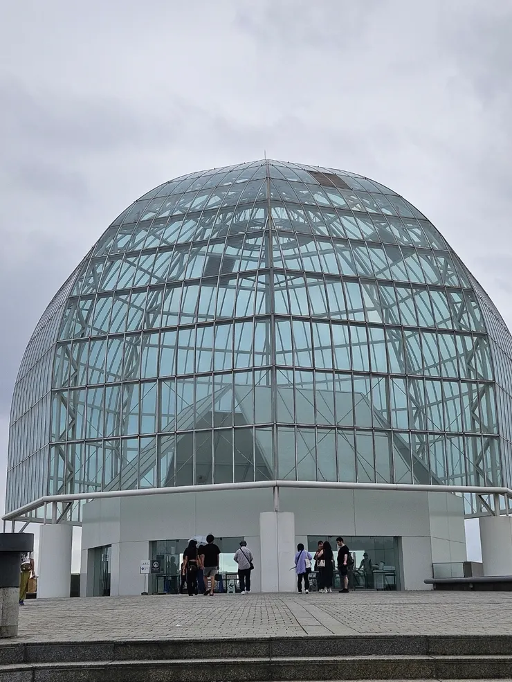 葛西臨海水族館的外觀，是一棟玻璃外觀看起來很像教堂，一點都不像水族館的建築