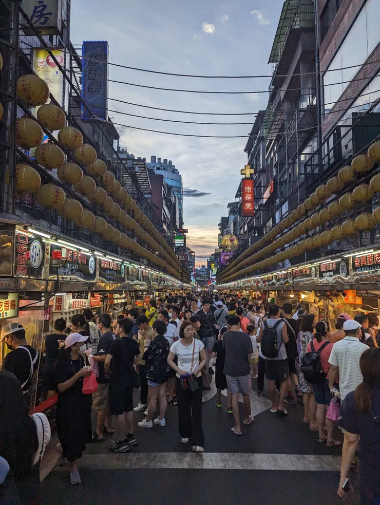 禮拜四一樣人潮洶湧