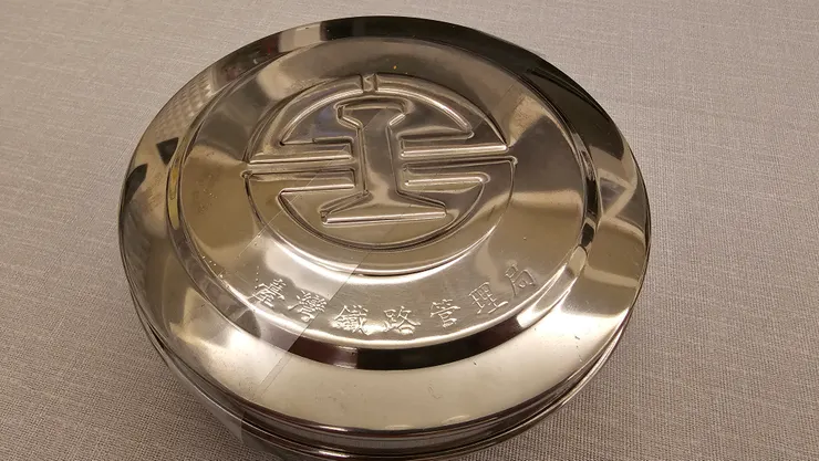 便當盒上印有末代臺灣鐵路管理局的字樣!