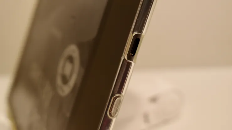 所以也會裝保護套使用，充電孔是type-C