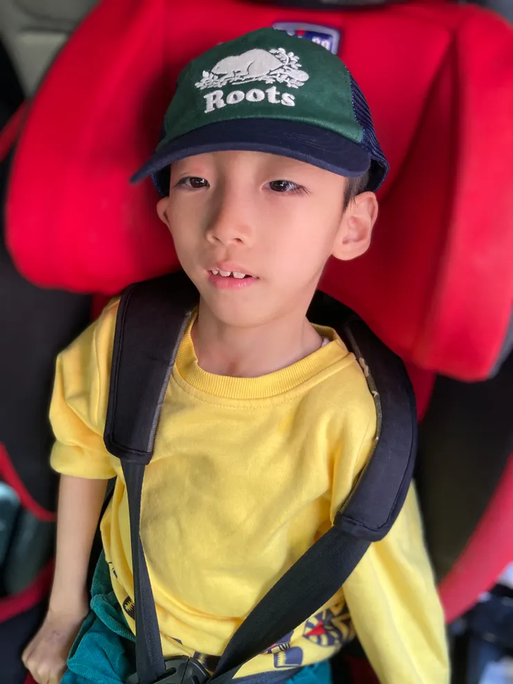 其實頭控不佳的腦傷兒很難戴帽子，但是打扮是為了讓自己舒服帥氣。無口語極重度腦麻兒也需要打扮喔。