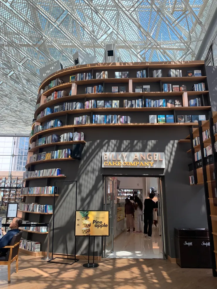 圖書館2樓有間蛋糕飲料店，我們在這吃了美味的蛋糕！