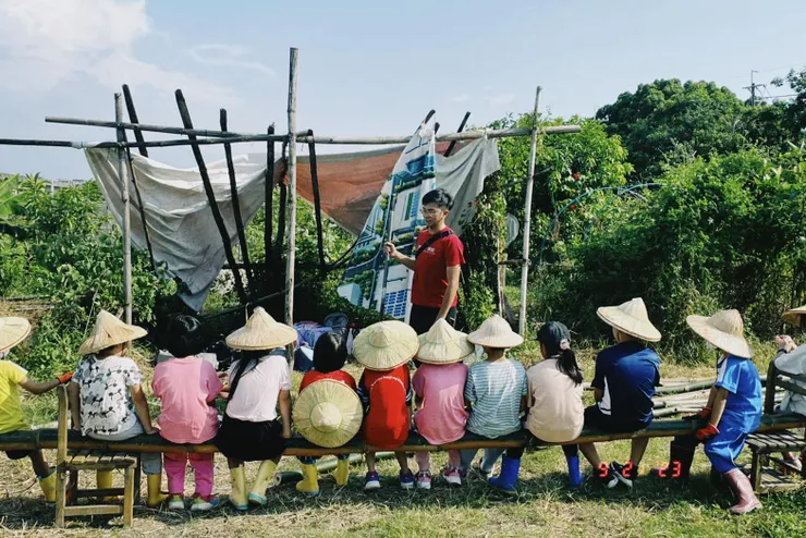 農耕課，孩子們專注上課的模樣。