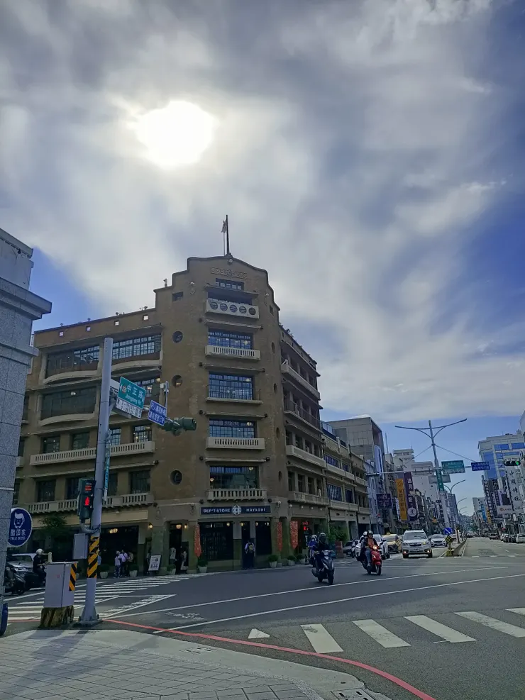 跑去林百貨吹冷氣