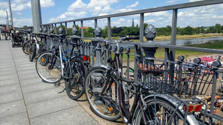 常見的自行車停車區,就是綁在某個柱子或圍欄上