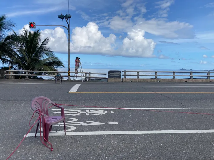 部落塑膠椅和來拍攝祭典的攝影師等待著