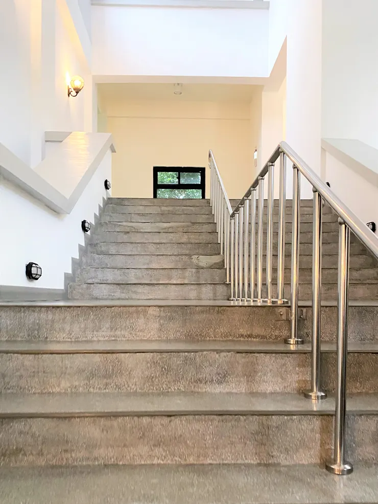 寬闊的正面樓梯，最上層樓有端景，左側牆面原本有開窗，近年因結構改善而將其填補為牆壁