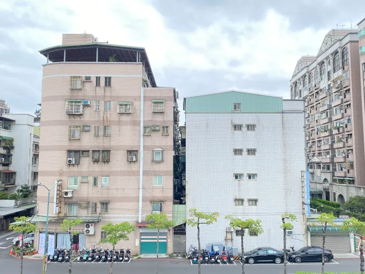 大禾邸家-不要只在意正面的棟距，「背對背」的房子，棟距近到煮飯時油煙互相飄散，開窗通風時甚至能「零距離對談」。