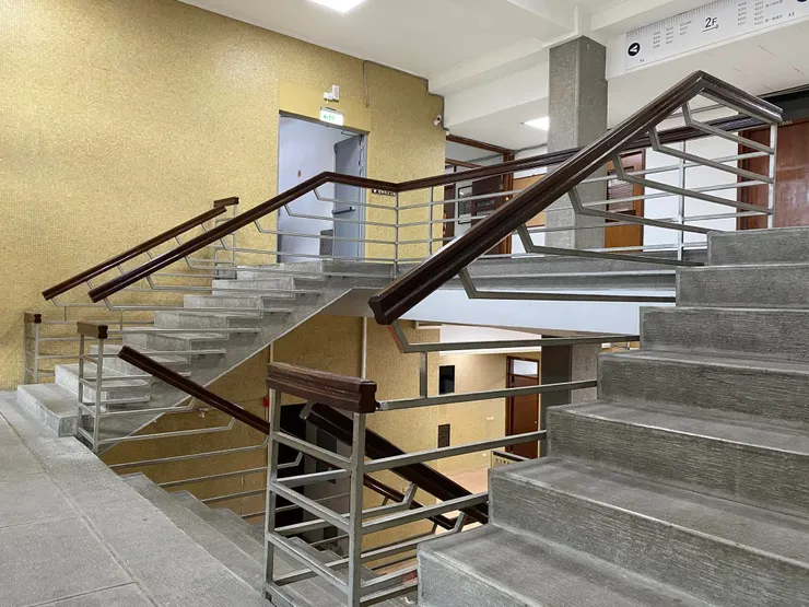 扶手底下水平設計的支撐桿,展現結構的美感