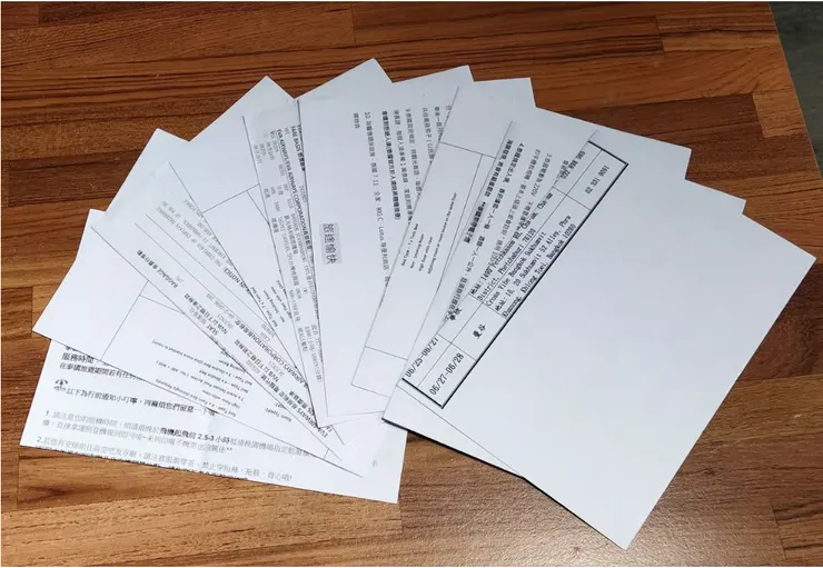 A4 紙空白處朝內對折，讓原本有內容的頁面朝外