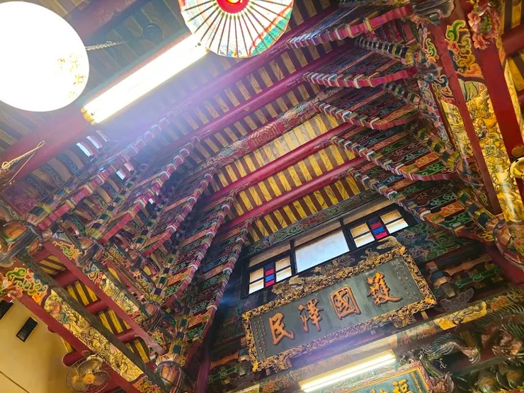 大殿上方建築、彩繪工藝（圖片截圖於網路）