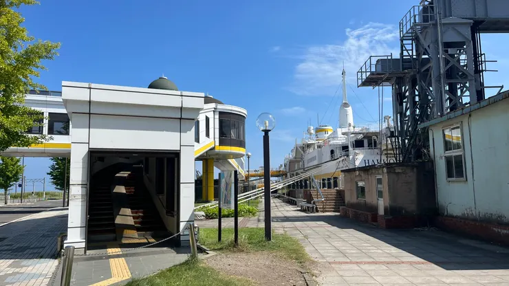 入口在遠方2樓。