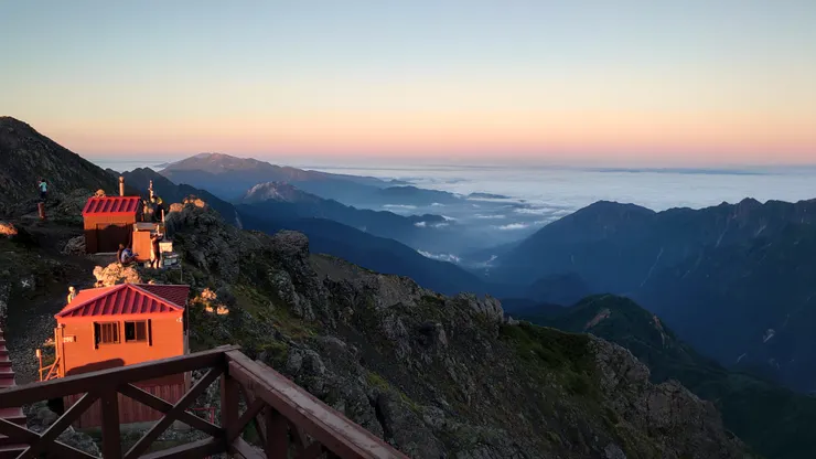 是在廁所窗戶裡看到超美景色，才知道原來屋外也可以走到這個方向來