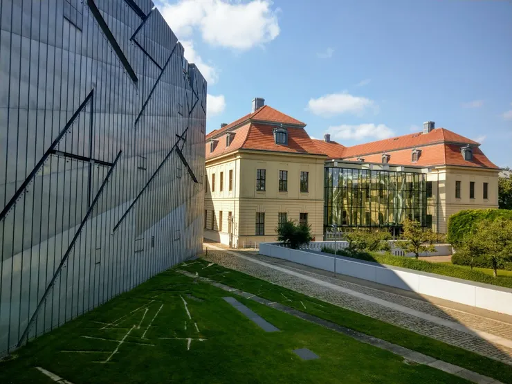 新舊辯證，在舊建築買票、下到地下室，才能走到新建築