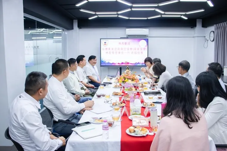 參訪團與安美國際學校、緬甸台大校友會進行座談