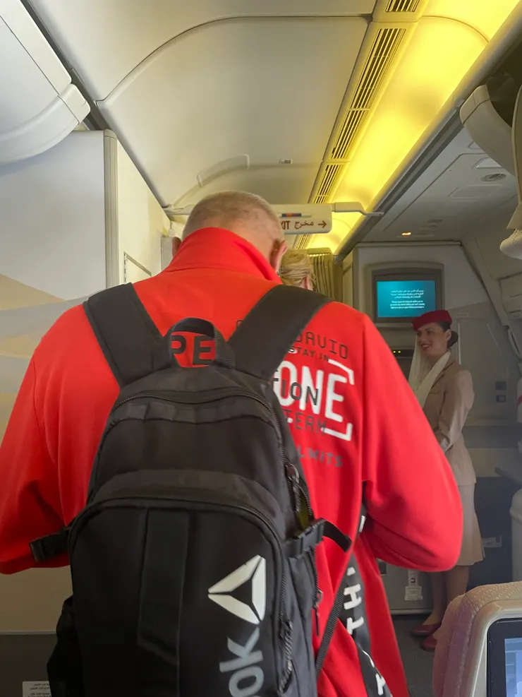 我隔壁乘客 手肘一直ㄎㄟˊ到我 