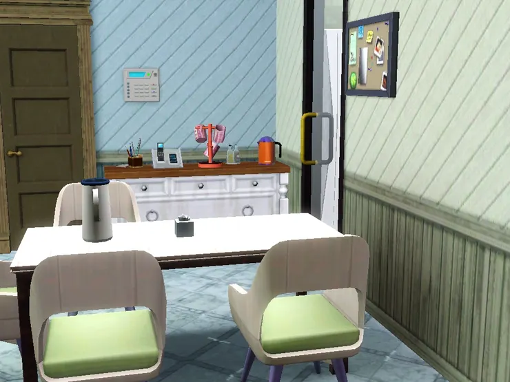 桌上也有水壺，要熱水可以去前面倒。