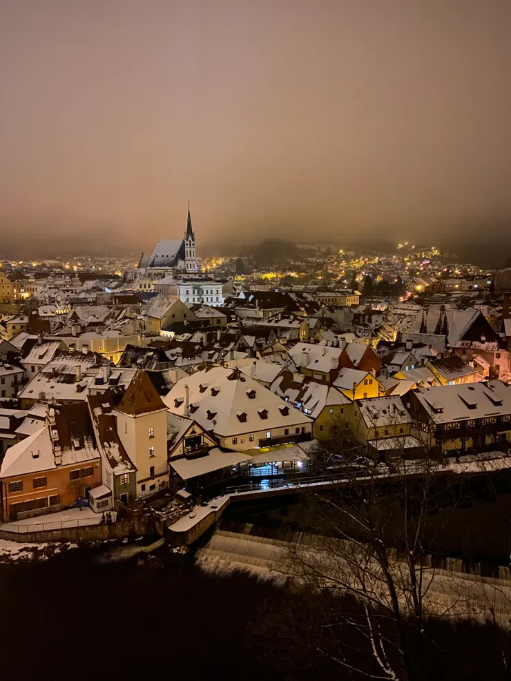 冬天的晚上六點，家戶的燈火才正準備點起