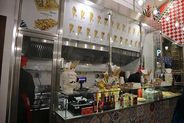 這間店不是鷹嘴豆專賣店，不過有賣很多街頭小吃，薯條披薩炸小捲等等，有點餓又不會太餓的最佳選擇