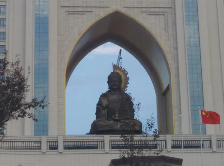 開發區管委會旁的建築出現了銅像