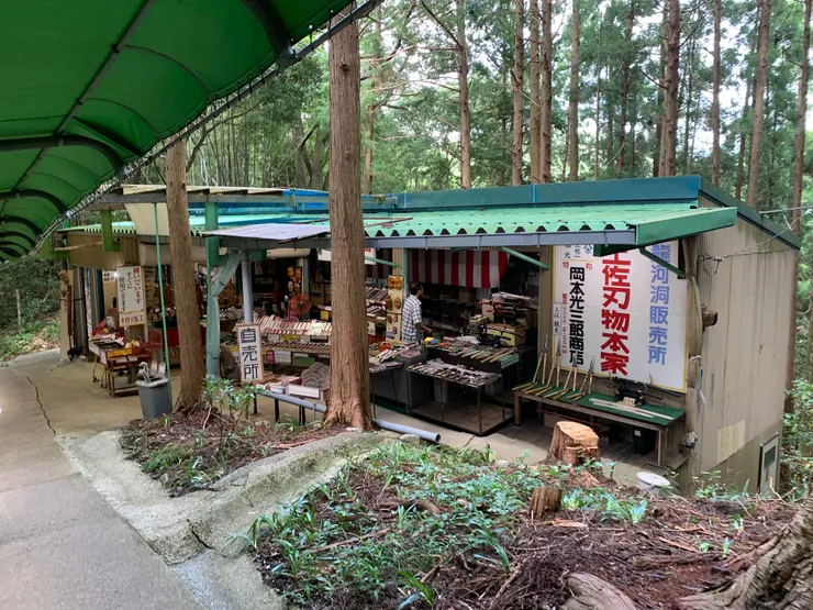 走下山時遇到的刀具店：土佐刃物本家，歡迎參觀唷！