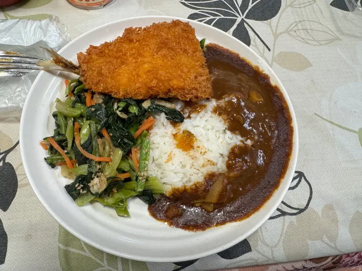 今天吃超市組合的豪華餐：咖哩飯、炸竹筴魚、芝麻拌小松菜
