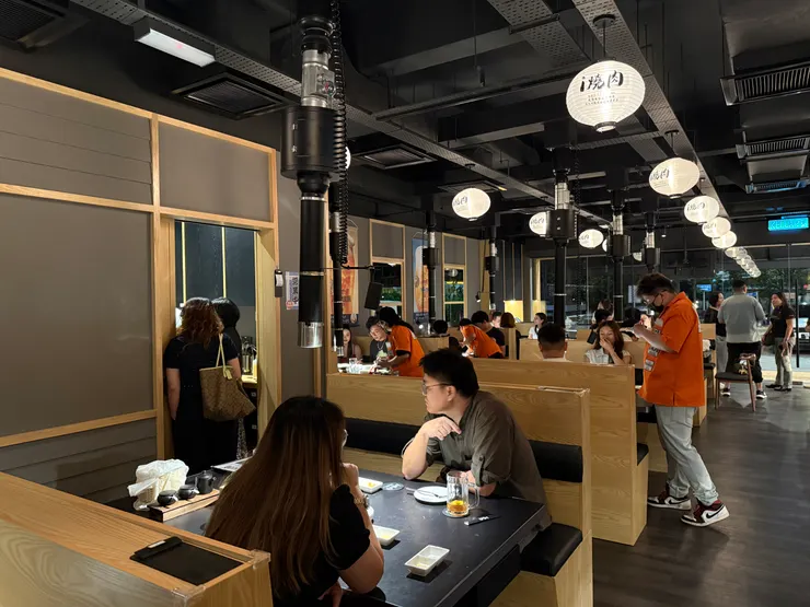 Mr. Wu品牌已經擴展到其他餐飲類型。圖片是今年在吉隆坡開幕的日式燒肉，拍攝時間是週五晚上10點，依舊人聲鼎沸。