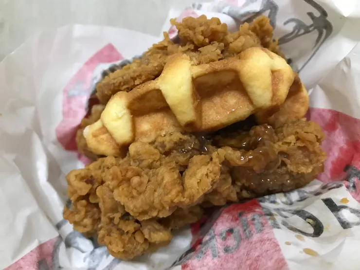 肯德基鬆餅肉霸堡外觀，份量十足啊！