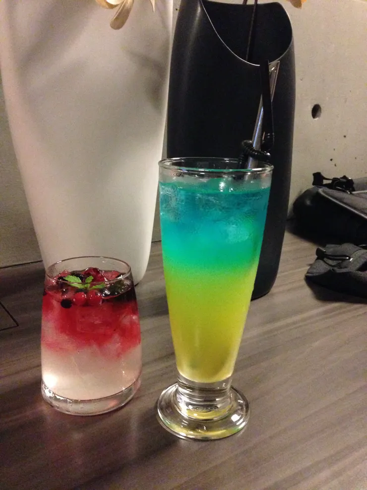 晚上有調酒活動，可以選擇自己動手調，或是服務生調好送上門，還不錯喝！