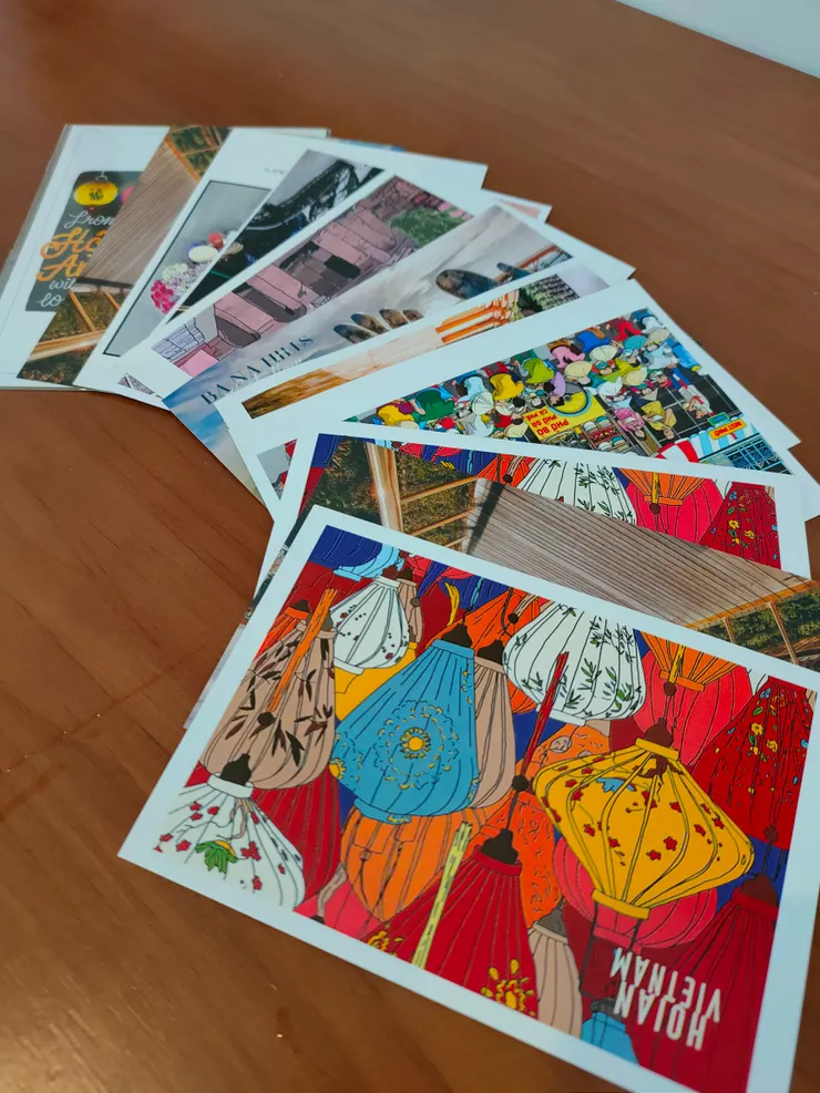 在峴港整理好明信片