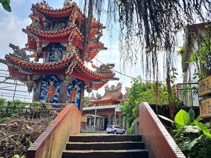 浮雕及屋頂上剪黏工藝的金爐（圖片截圖於網路）