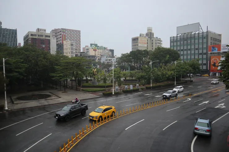 人行天橋往鹽埕的視野