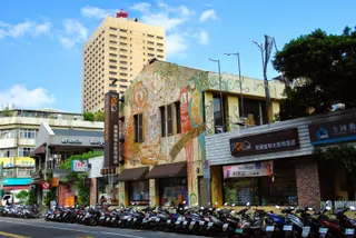 兩棟宿舍照,後方是台電大樓