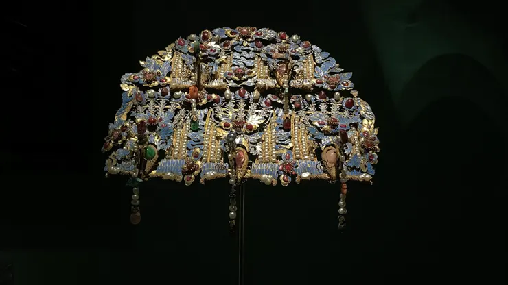 鳳吹牡丹鈿花，銅鎏金、翠鳥羽毛、尖晶石、碧璽、東珠、綠松石、青晶石、珊瑚、藍晶、玉石，故宮收藏。這是清代后妃配戴的冠帽，裡面用了翠鳥羽毛最讓我驚訝，據說顏色鮮麗且不會褪色，現場看還真的是。