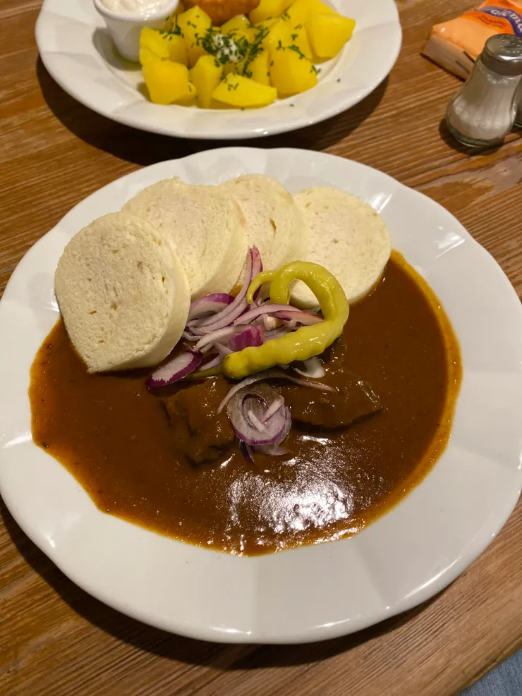 ▲匈牙利燉牛肉+餃子…對!他們白白的這叫餃子……