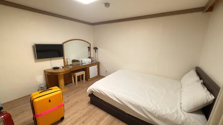 乾淨清爽的房間一晚台幣1050元上下