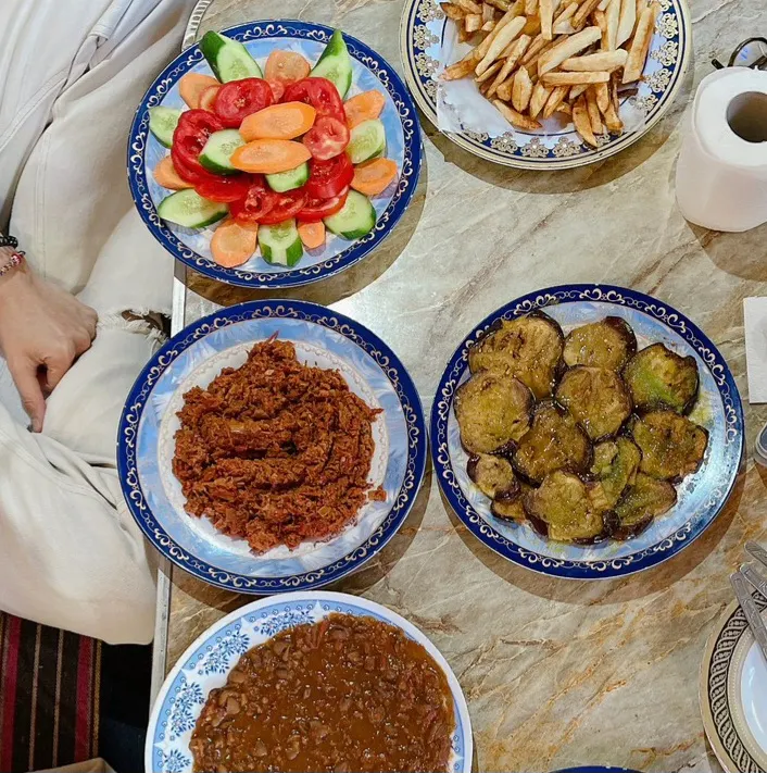 沙漠綠洲中繼站的美食餐廳,右上那盤就是「穆薩卡Moussak」