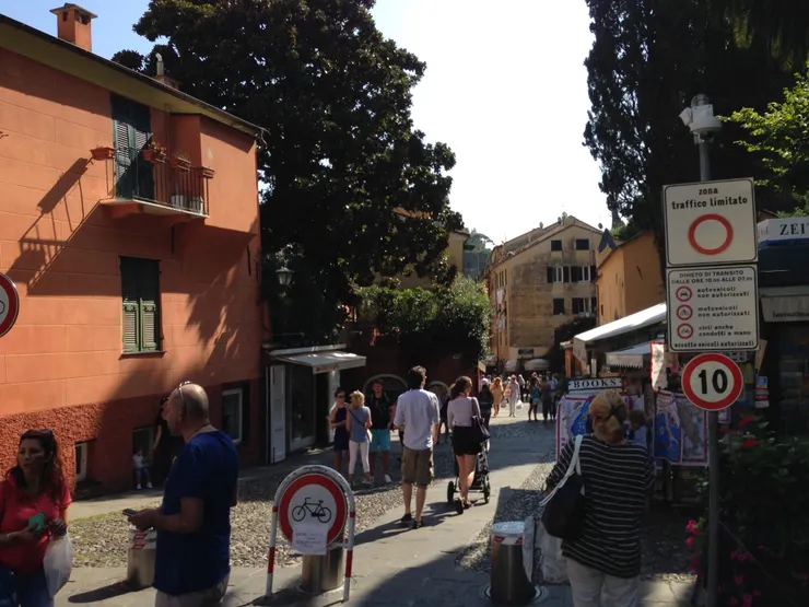 下車後跟著人潮移動