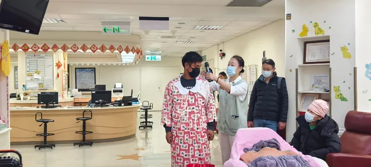 準爸爸換上產婦哺乳衣體驗