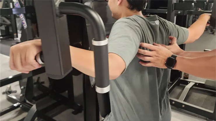 玲玲訓練背肌中