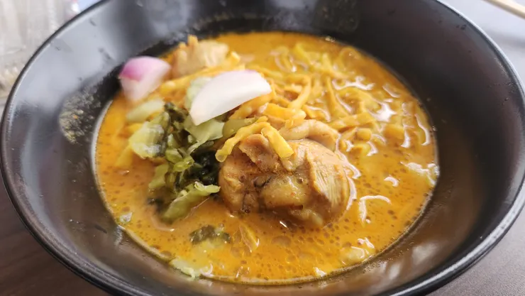 微微辣的咖哩湯頭再加上有金麵別稱的雞蛋麵,簡直是天作之合。