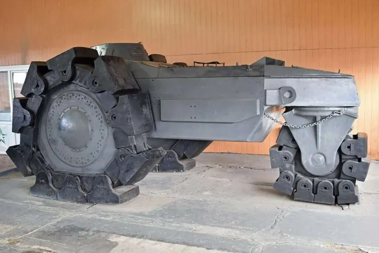 這是 Alkett 的提案，VsKfz 617 Minenräumer。它在巨大的“無畏”輪上滾動，這些輪子經過加固，可以在爆炸中倖存下來。圖片由艾倫威爾遜 CC BY-SA 2.0 提供。