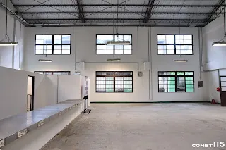 一、二樓之間牆上有突出的方塊，是原本預計增建二樓樓板所預留的遺跡