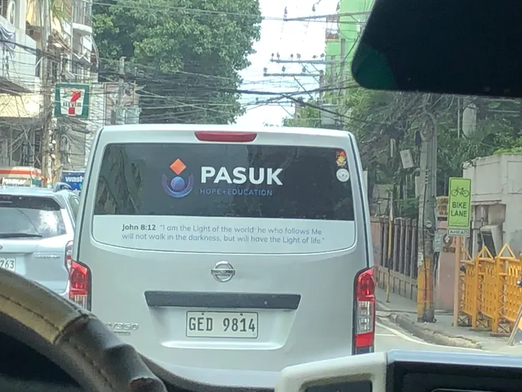 載窩們的車：我是世界的光，跟從我的，就不在黑暗裡走，必要得著生命的光。