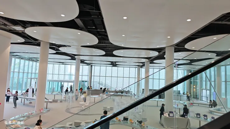 台中綠美圖室內空間，巨大的藝術裝置與通透的空間形成了有趣的對比，這裡沒有傳統牆壁的壓迫感，只有流動的空氣與光線。