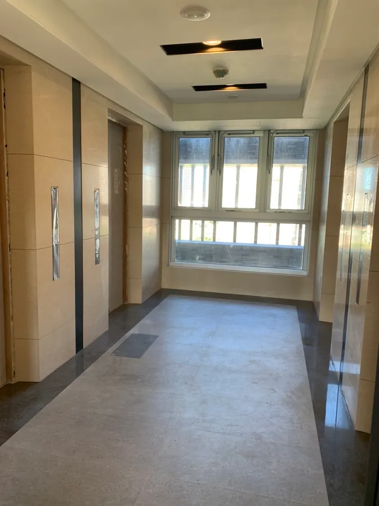 一層8戶共用4部電梯。